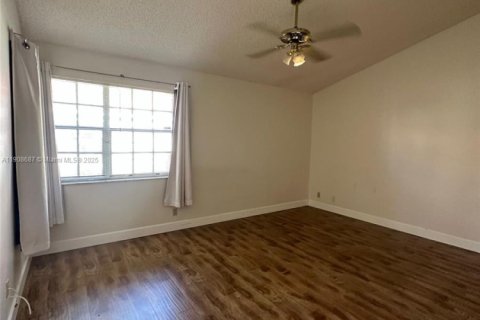 Touwnhouse à louer à Tamarac, Floride: 2 chambres, 104.79 m2 № 1964625 - photo 13