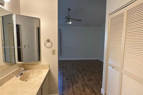 Touwnhouse à louer à Tamarac, Floride: 2 chambres, 104.79 m2 № 1964625 - photo 11