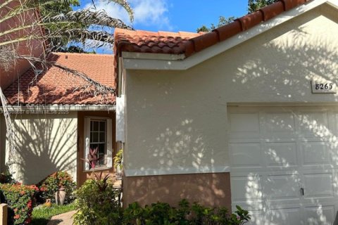 Touwnhouse à louer à Tamarac, Floride: 2 chambres, 104.79 m2 № 1964625 - photo 1