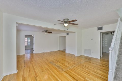 Casa en venta en Tampa, Florida, 4 dormitorios, 193.05 m2 № 1798210 - foto 4