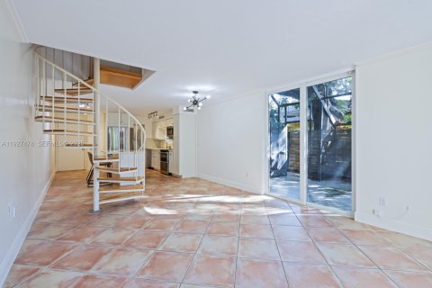 Снять в аренду таунхаус в Майами, Флорида 2 спальни, 90.77м2, № 1986093 - фото 7