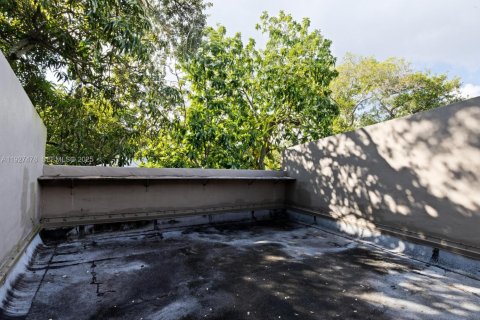 Снять в аренду таунхаус в Майами, Флорида 2 спальни, 90.77м2, № 1986093 - фото 24