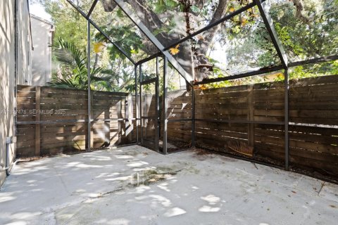 Снять в аренду таунхаус в Майами, Флорида 2 спальни, 90.77м2, № 1986093 - фото 14