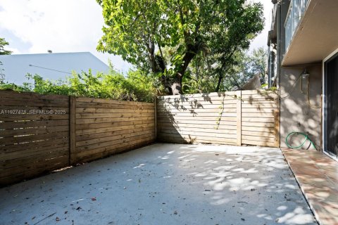 Снять в аренду таунхаус в Майами, Флорида 2 спальни, 90.77м2, № 1986093 - фото 16
