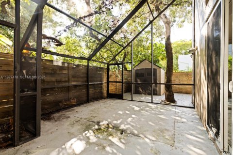 Снять в аренду таунхаус в Майами, Флорида 2 спальни, 90.77м2, № 1986093 - фото 13