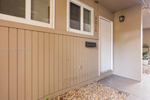 Снять в аренду таунхаус в Майами, Флорида 2 спальни, 90.77м2, № 1986093 - фото 3