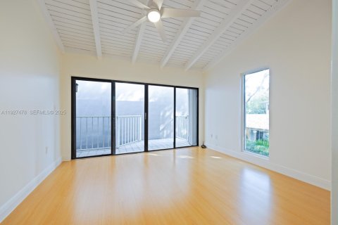 Снять в аренду таунхаус в Майами, Флорида 2 спальни, 90.77м2, № 1986093 - фото 20