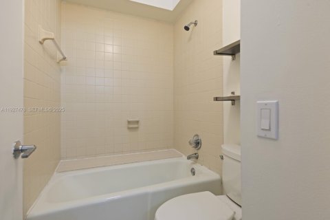 Снять в аренду таунхаус в Майами, Флорида 2 спальни, 90.77м2, № 1986093 - фото 22