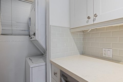 Снять в аренду таунхаус в Майами, Флорида 2 спальни, 90.77м2, № 1986093 - фото 12