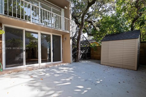 Снять в аренду таунхаус в Майами, Флорида 2 спальни, 90.77м2, № 1986093 - фото 15