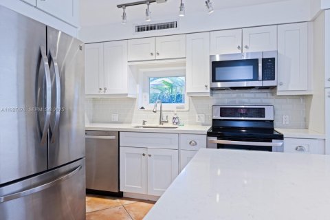 Снять в аренду таунхаус в Майами, Флорида 2 спальни, 90.77м2, № 1986093 - фото 10