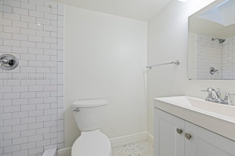 Снять в аренду таунхаус в Майами, Флорида 2 спальни, 90.77м2, № 1986093 - фото 19