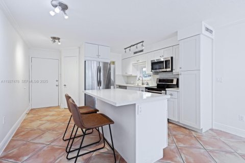 Снять в аренду таунхаус в Майами, Флорида 2 спальни, 90.77м2, № 1986093 - фото 8