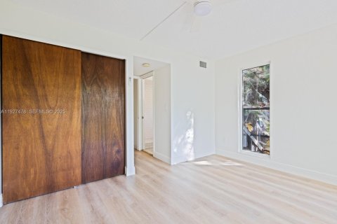 Снять в аренду таунхаус в Майами, Флорида 2 спальни, 90.77м2, № 1986093 - фото 18