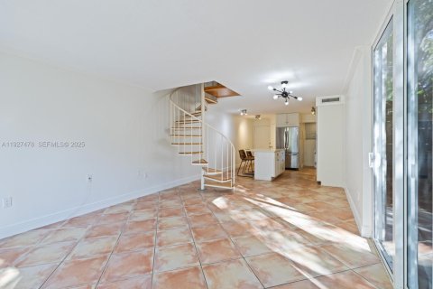 Снять в аренду таунхаус в Майами, Флорида 2 спальни, 90.77м2, № 1986093 - фото 6