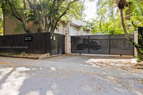 Снять в аренду таунхаус в Майами, Флорида 2 спальни, 90.77м2, № 1986093 - фото 1