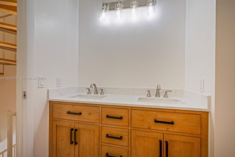 Снять в аренду таунхаус в Майами, Флорида 2 спальни, 90.77м2, № 1986093 - фото 23