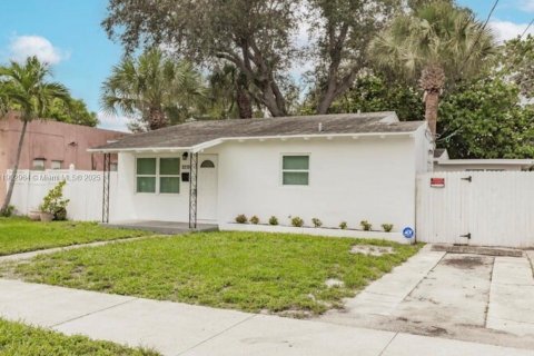 Casa en alquiler en West Palm Beach, Florida, 2 dormitorios, 119.84 m2 № 1954255 - foto 1