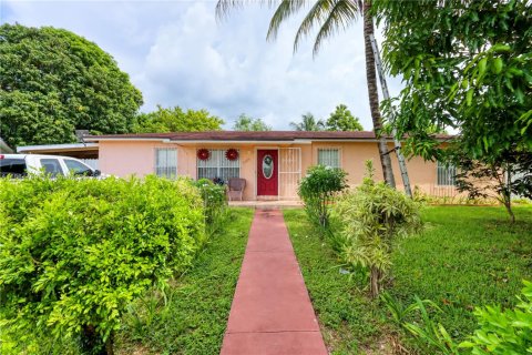House in Homestead, Florida 4 bedrooms, 197.6 sq.m. № 1892898 - photo 9