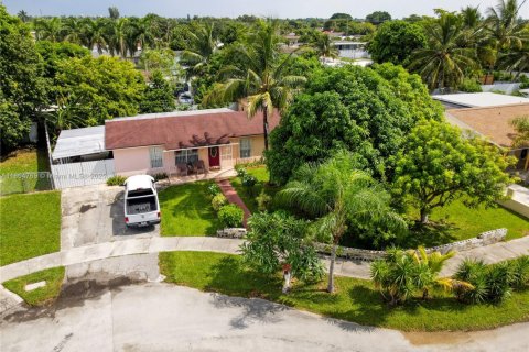 House in Homestead, Florida 4 bedrooms, 197.6 sq.m. № 1892898 - photo 5