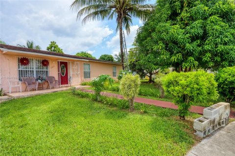 House in Homestead, Florida 4 bedrooms, 197.6 sq.m. № 1892898 - photo 13
