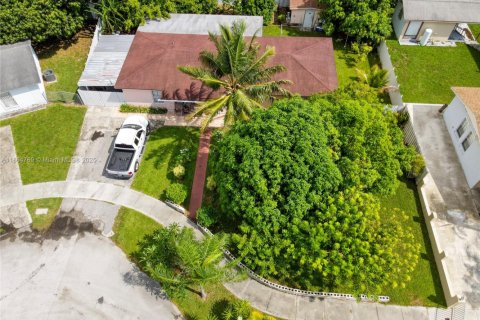 House in Homestead, Florida 4 bedrooms, 197.6 sq.m. № 1892898 - photo 6