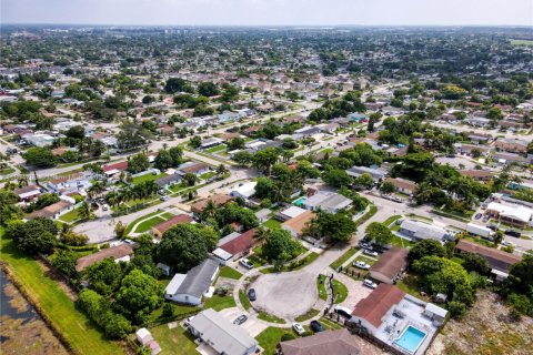 House in Homestead, Florida 4 bedrooms, 197.6 sq.m. № 1892898 - photo 27
