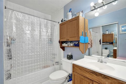 Condo in Miami Beach, Florida  № 1857544 - photo 9