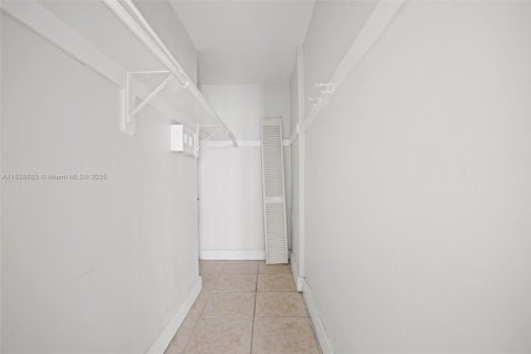 Condominio en venta en Hallandale Beach, Florida, 1 dormitorio, 68 m2 № 1802756 - foto 23