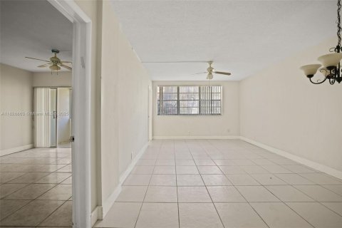 Condominio en venta en Hallandale Beach, Florida, 1 dormitorio, 68 m2 № 1802756 - foto 11