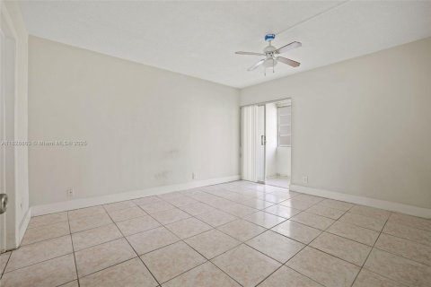 Condominio en venta en Hallandale Beach, Florida, 1 dormitorio, 68 m2 № 1802756 - foto 18
