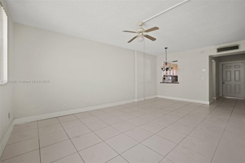 Condominio en venta en Hallandale Beach, Florida, 1 dormitorio, 68 m2 № 1802756 - foto 15
