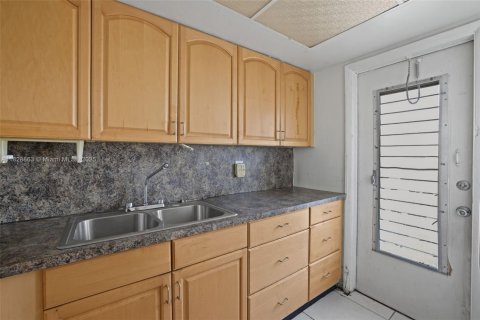 Condominio en venta en Hallandale Beach, Florida, 1 dormitorio, 68 m2 № 1802756 - foto 9