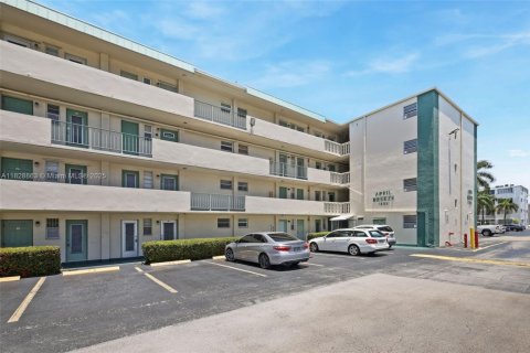 Condominio en venta en Hallandale Beach, Florida, 1 dormitorio, 68 m2 № 1802756 - foto 2