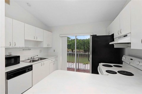 Condominio en alquiler en Miami, Florida, 2 dormitorios, 74.32 m2 № 1927312 - foto 3