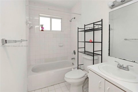 Condominio en alquiler en Miami, Florida, 2 dormitorios, 74.32 m2 № 1927312 - foto 17