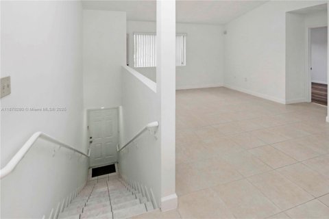 Condominio en alquiler en Miami, Florida, 2 dormitorios, 74.32 m2 № 1927312 - foto 2