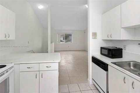 Condominio en alquiler en Miami, Florida, 2 dormitorios, 74.32 m2 № 1927312 - foto 9
