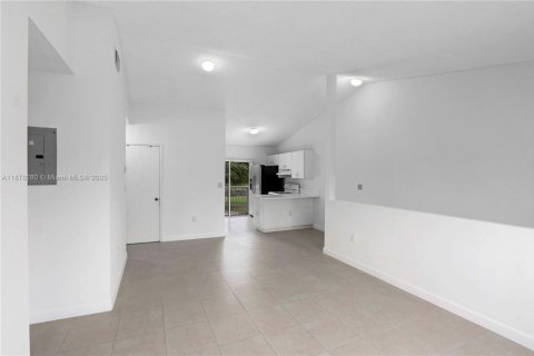 Condominio en alquiler en Miami, Florida, 2 dormitorios, 74.32 m2 № 1927312 - foto 5