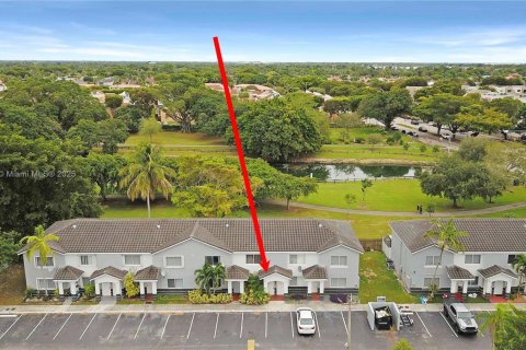 Condominio en alquiler en Miami, Florida, 2 dormitorios, 74.32 m2 № 1927312 - foto 1