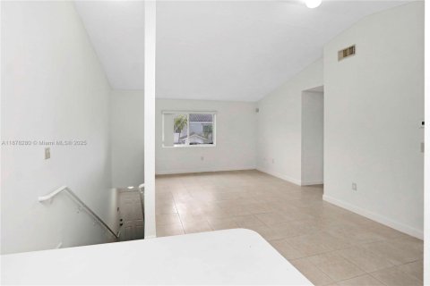 Condominio en alquiler en Miami, Florida, 2 dormitorios, 74.32 m2 № 1927312 - foto 8
