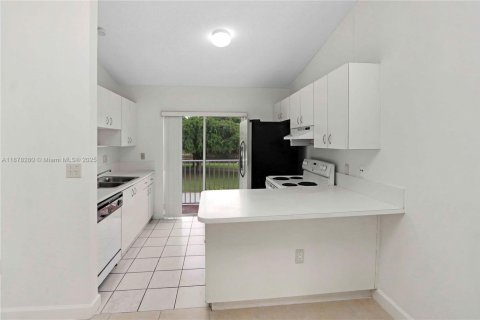 Condominio en alquiler en Miami, Florida, 2 dormitorios, 74.32 m2 № 1927312 - foto 10