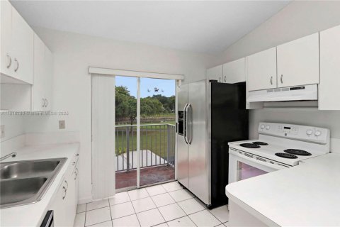 Condominio en alquiler en Miami, Florida, 2 dormitorios, 74.32 m2 № 1927312 - foto 4