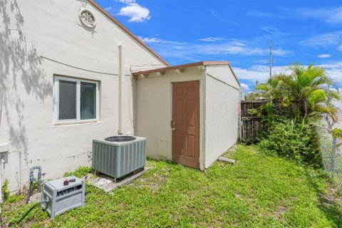 Villa ou maison à vendre à Hollywood, Floride: 3 chambres, 117.06 m2 № 2083491 - photo 25