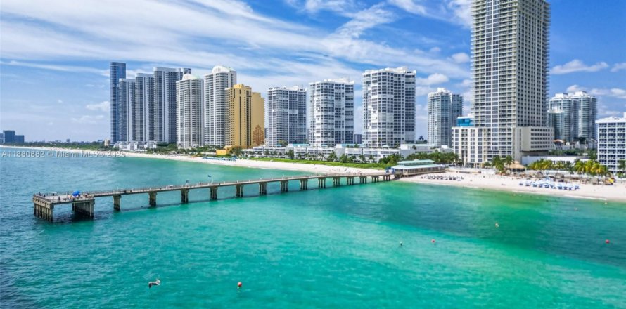 Condominio en Sunny Isles Beach, Florida, 2 dormitorios  № 1931269