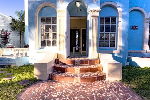 Villa ou maison à louer à Miami, Floride: 2 chambres, 62.24 m2 № 2405915 - photo 2
