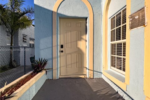 Villa ou maison à louer à Miami, Floride: 2 chambres, 62.24 m2 № 2405915 - photo 3
