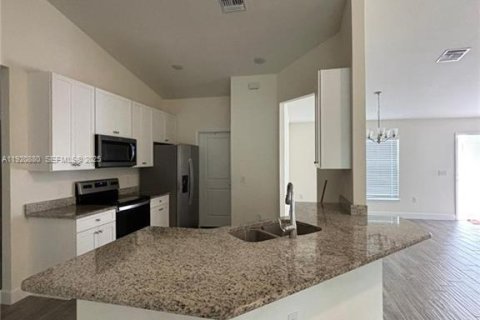 House in Lehigh Acres, Florida 4 bedrooms, 188.59 sq.m. № 2082701 - photo 5