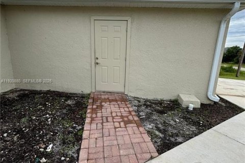 House in Lehigh Acres, Florida 4 bedrooms, 188.59 sq.m. № 2082701 - photo 18