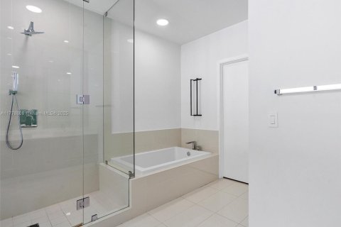 Condominio en venta en Miami, Florida, 3 dormitorios, 136.57 m2 № 1714594 - foto 12